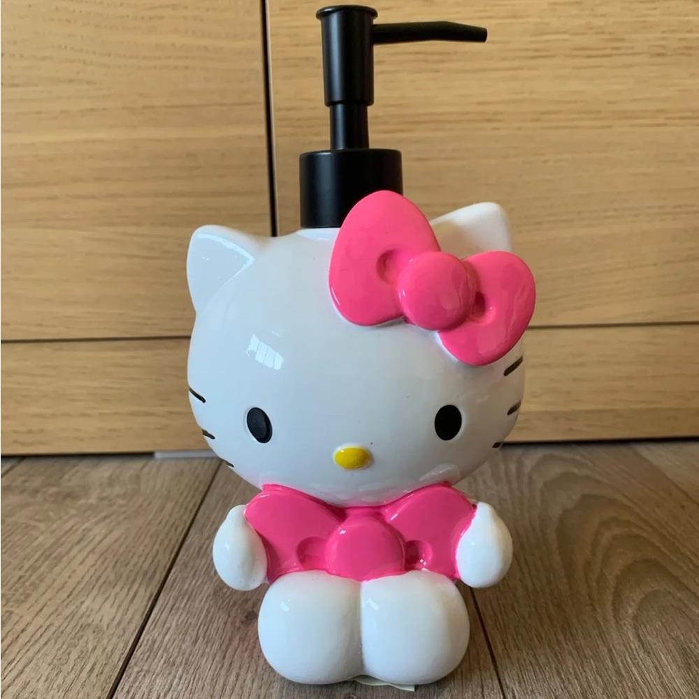 Sanrio Hello Kitty Soap Dispenser - White and Pink